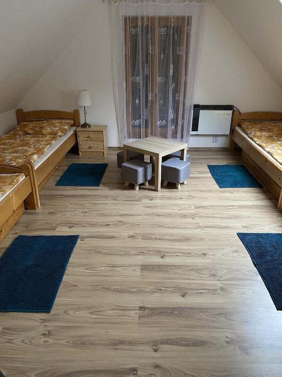 Postel nebo postele na pokoji v ubytování Chata Březiny - Terezka