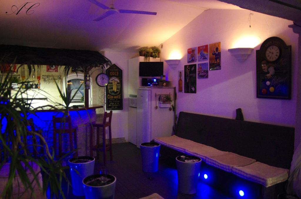 TV a/nebo společenská místnost v ubytování Chez Isabelle et Guy B&B