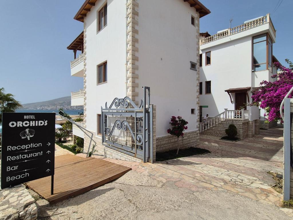 Nespecifikovaný výhled na hory nebo výhled na hory při pohledu z hotelu