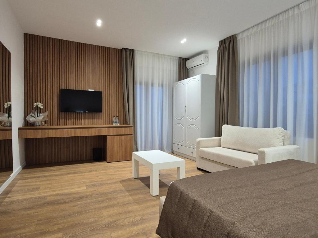 TV a/nebo společenská místnost v ubytování ORCHIDS Hotel