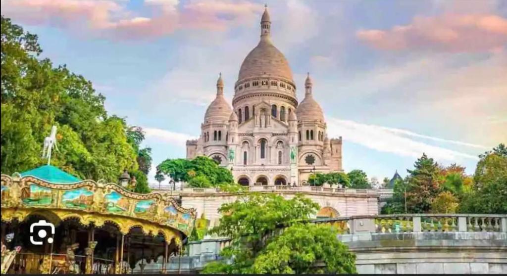 une vue du palais du Taj Mahal en Inde dans l'établissement VERY CHARMING AND COSY FLAT, center of Paris, à Paris