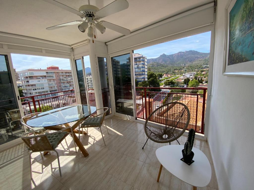 Zimmer mit einem Balkon mit Tisch und Stühlen in der Unterkunft Apartamento en Voramar a 2 minutos de la playa in Benicàssim