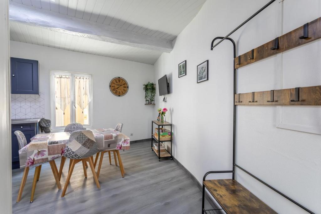 une pièce avec une table et une salle à manger dans l'établissement Logis Du Roussillon, à Bélesta