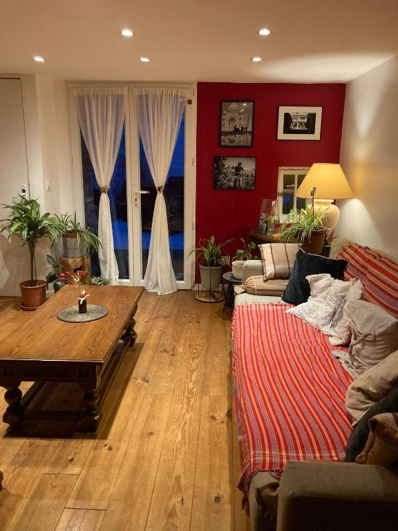 un salon avec un canapé et une table dans l'établissement Bordeaux Tranquility, à Bordeaux