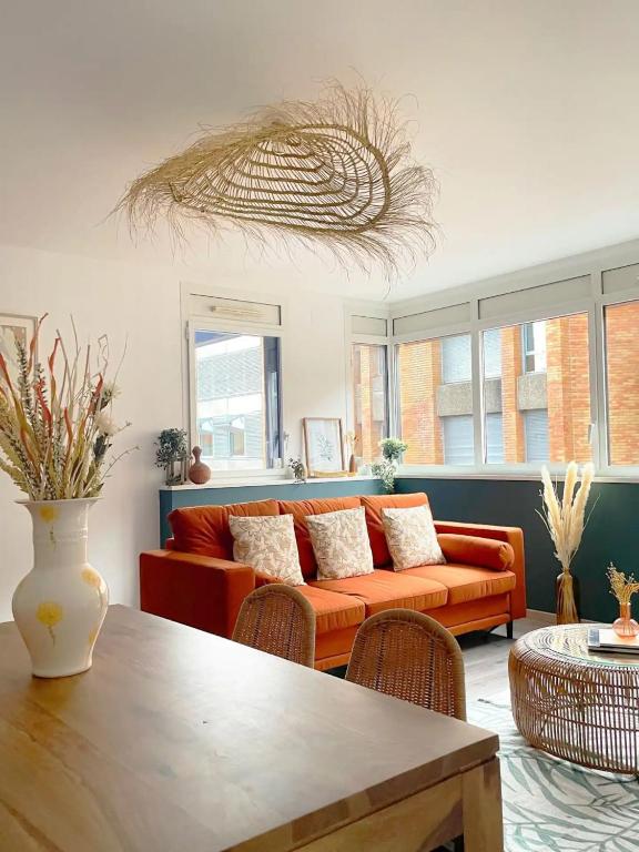 un salon avec un canapé et une table dans l'établissement Pénitents by Yumē, à Toulouse