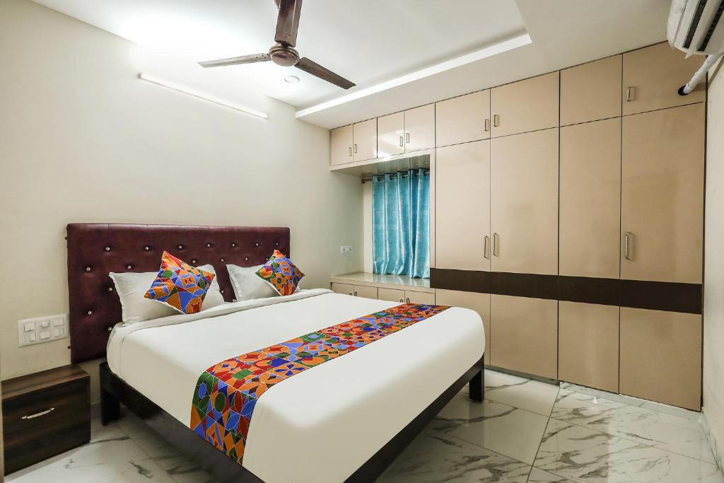 ein Schlafzimmer mit einem großen Bett in einem Zimmer in der Unterkunft FabExpress 7 Hills Home Stay in Tirupati