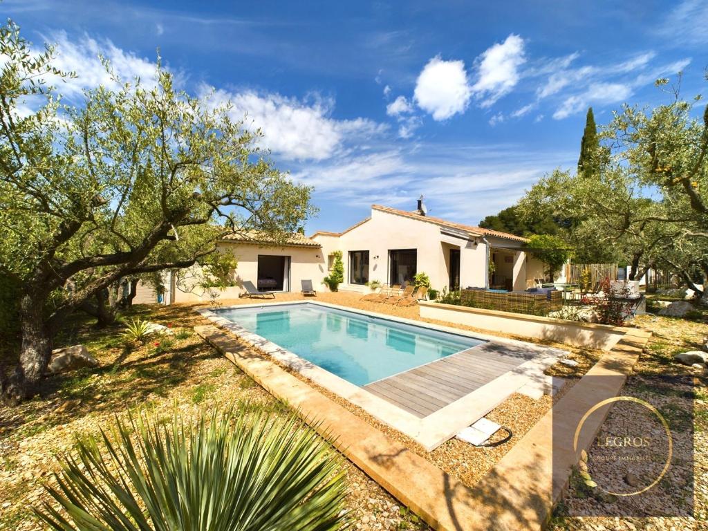 une piscine dans la cour d'une maison dans l'établissement Villa Lolita 8 personnes piscine privée, à Saint-Rémy-de-Provence