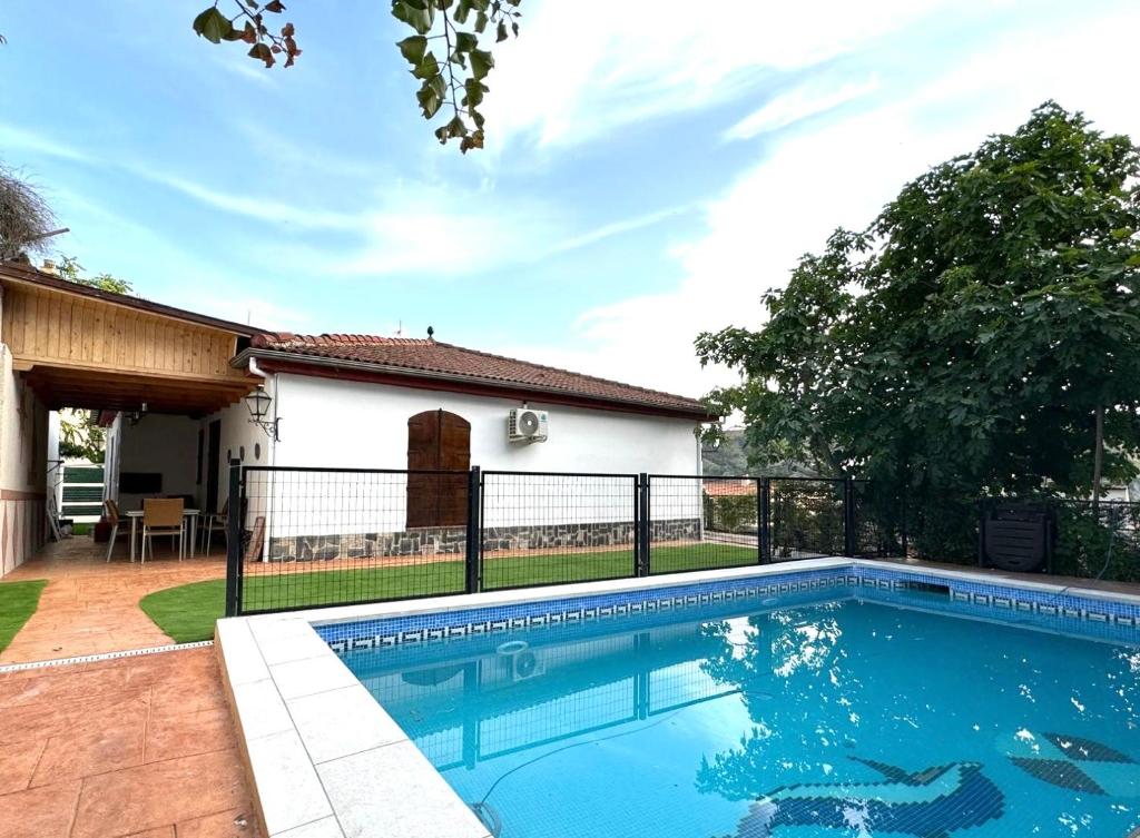 Peldbaseins naktsmītnē Casa rural VISTABLANCA a una sola planta con bonitas vistas y piscina - Junto a la capital y la Alhambra vai tās tuvumā