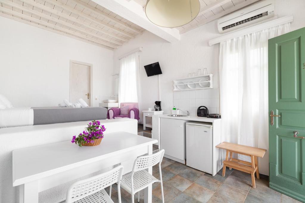 Kuchyň nebo kuchyňský kout v ubytování Fos Apartments Mykonos