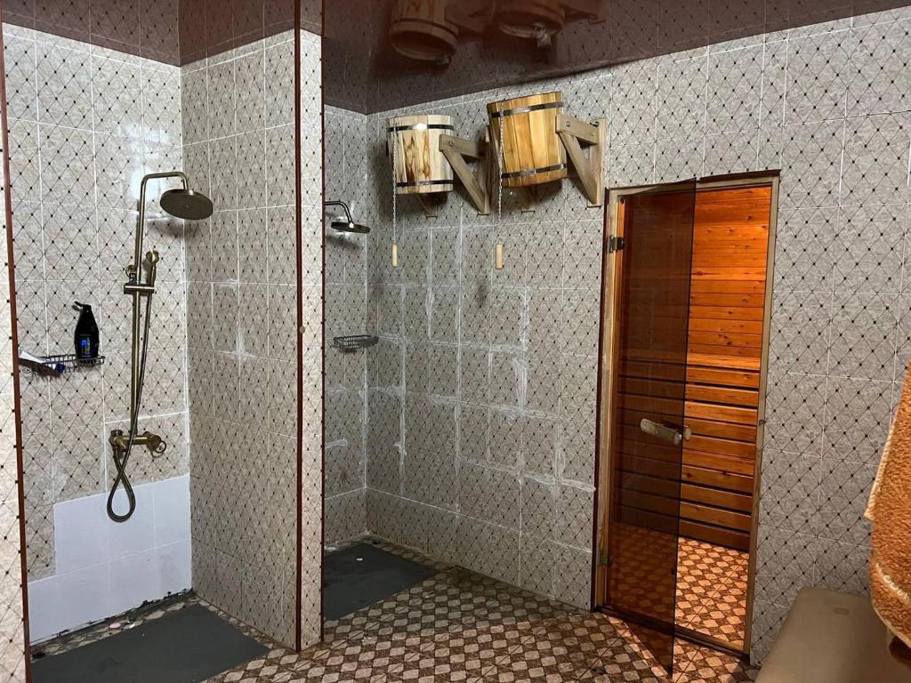 une salle de bain avec douche et une douche dans l'établissement City hostel Almaty, à Almaty
