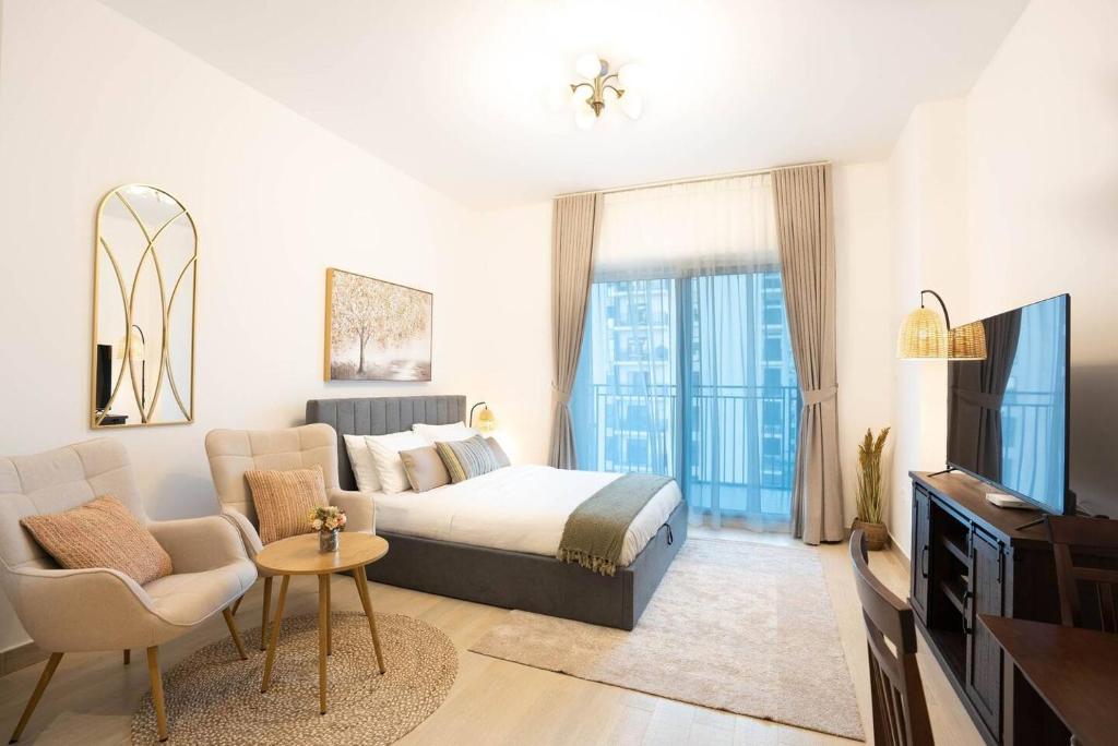 Una televisión o centro de entretenimiento en Romantic Studio In Yas Canal View