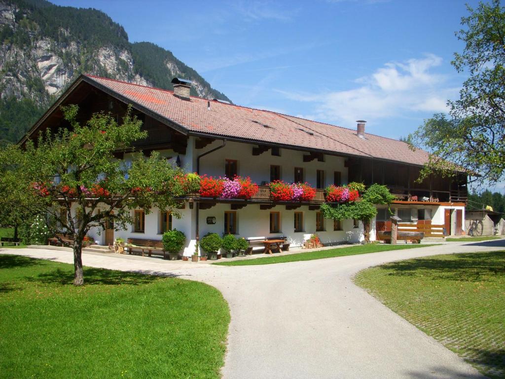 un edificio con flores a un lado. en Windhaghof en Kramsach