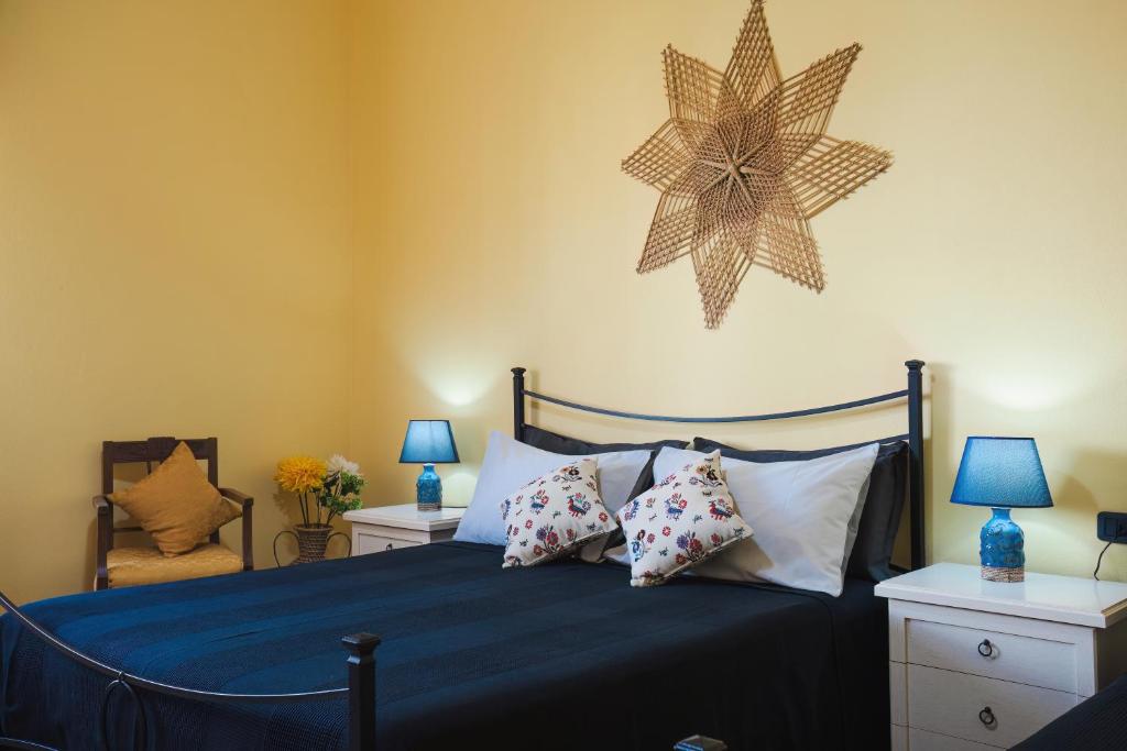 Un dormitorio con una cama azul con una estrella en la pared en B&B L'Albero Dei Limoni, en Portoscuso