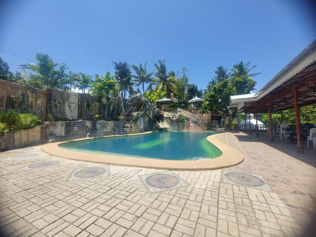 Bazén v ubytování Simala Retreat Resort Cebu nebo v jeho okolí