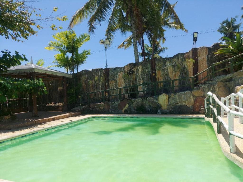 Bazén v ubytování Simala Retreat Resort Cebu nebo v jeho okolí