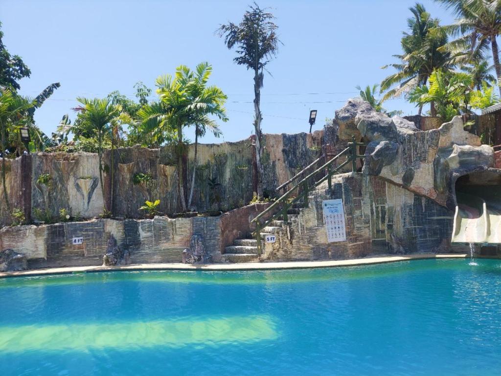 Bazén v ubytování Simala Retreat Resort Cebu nebo v jeho okolí