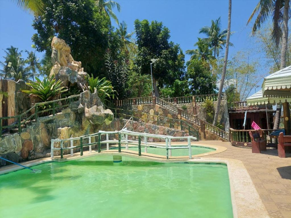 Bazén v ubytování Simala Retreat Resort Cebu nebo v jeho okolí