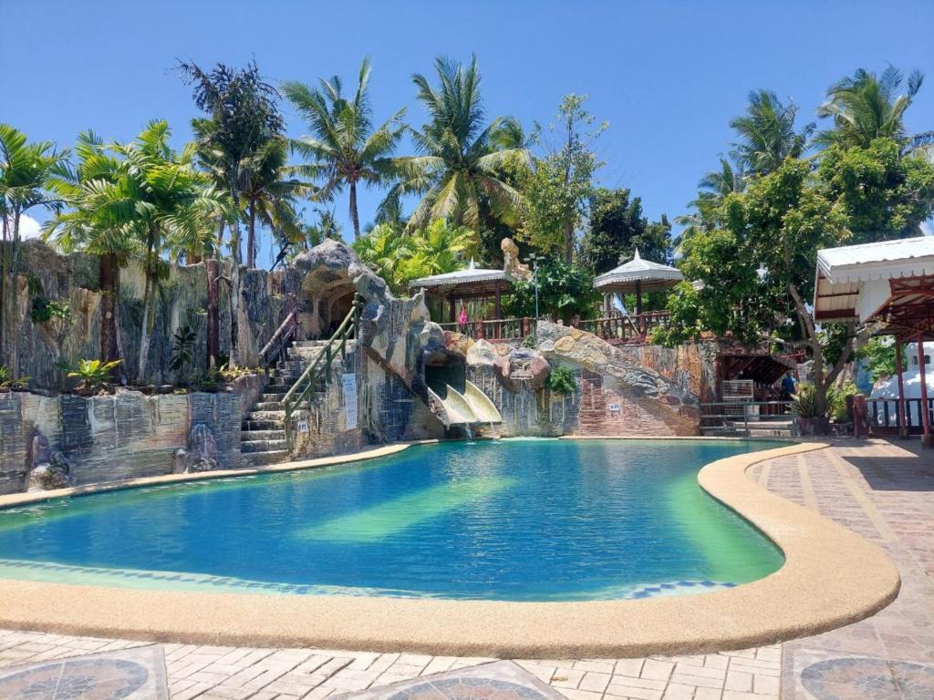 Bazén v ubytování Simala Retreat Resort Cebu nebo v jeho okolí