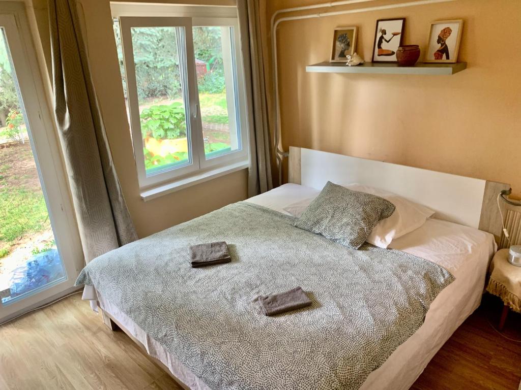 um quarto com uma cama com duas almofadas em 2 Rooms Retro Guesthouse in a silent garden em Vecsés