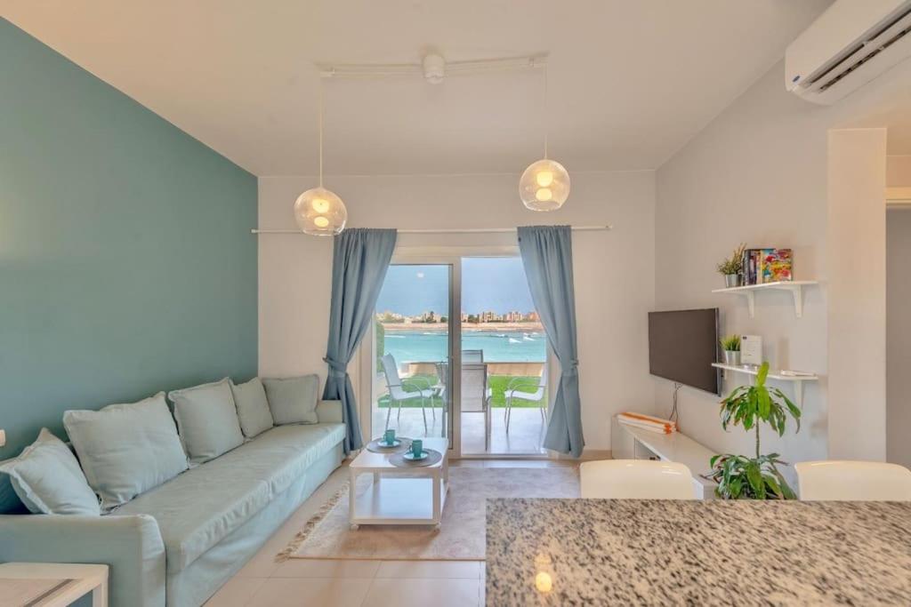 un soggiorno con divano e vista sull'oceano di El-Gouna Water-Side Apartment a Hurghada
