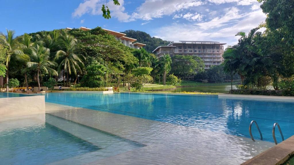 Bazén v ubytování Pico De Loro Condo Unit nebo v jeho okolí