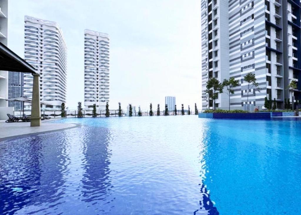 Bazén v ubytování Admiral Residence Cozy Room Homestay- Private Room with Shared Place nebo v jeho okolí