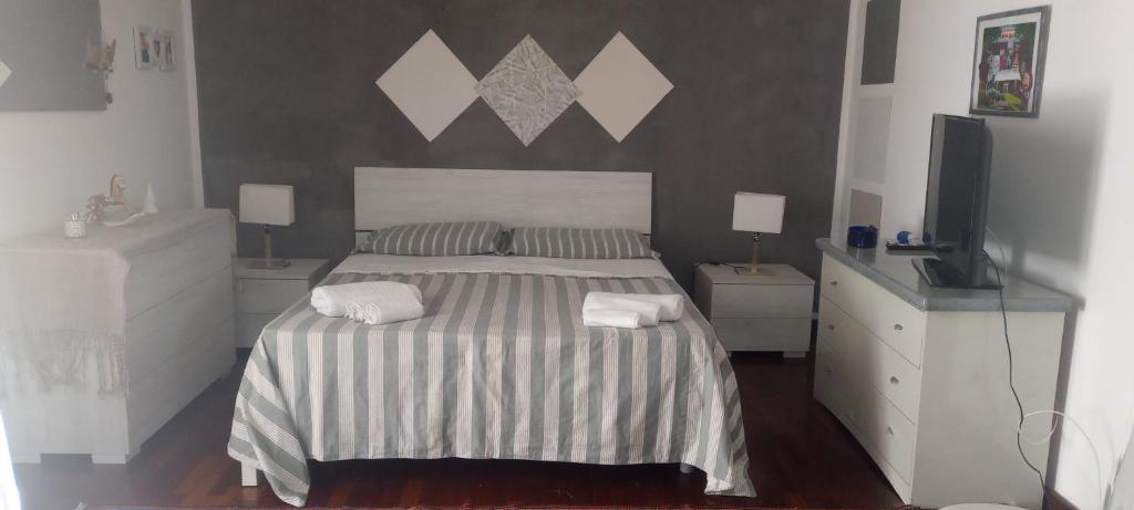 sypialnia z łóżkiem i dwoma ręcznikami na nim w obiekcie Don Camillo Suites w mieście Riposto