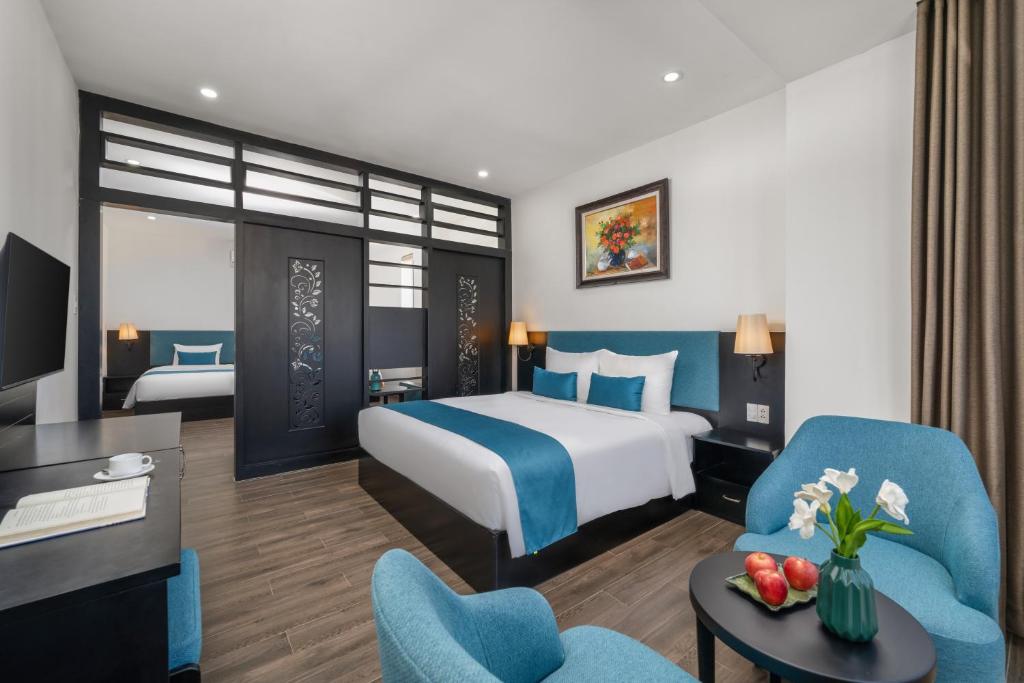 A double room with a separate-looking lounge corner and decorative partition.