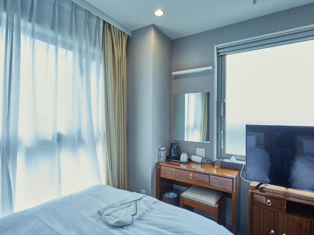 TV a/nebo společenská místnost v ubytování EZ HOTEL Kansai Airport Seaside