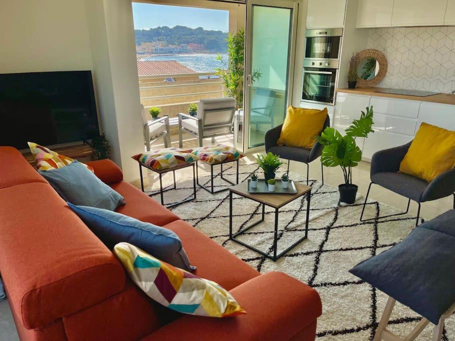 - un salon avec un canapé et des chaises orange dans l'établissement Appartement Luxueux Entre Bord de Mer & Montagne - by Résidence La Fontaine Sablettes, à La Seyne-sur-Mer