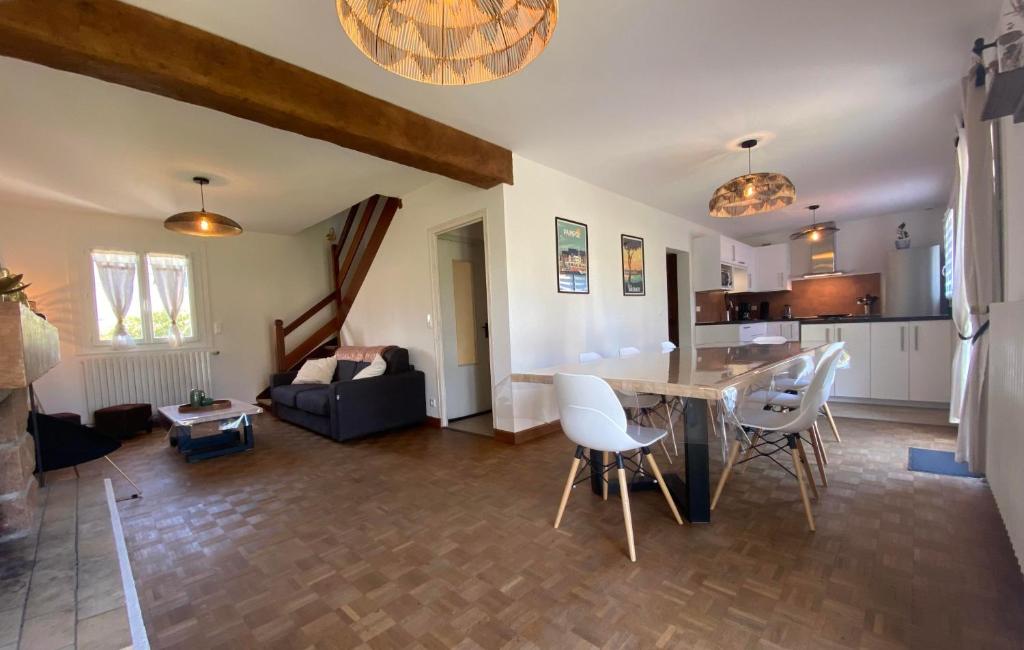 eine Küche und ein Wohnzimmer mit einem Tisch und Stühlen in der Unterkunft Chez Tad Kozh Maison familiale in Paimpol