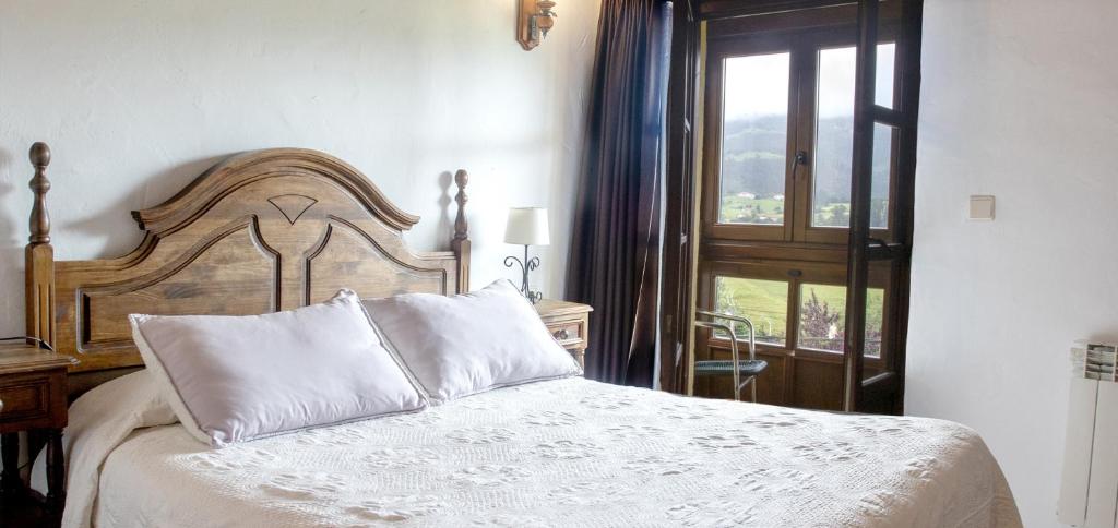 Postel nebo postele na pokoji v ubytování Hotel Rural Valleoscuru