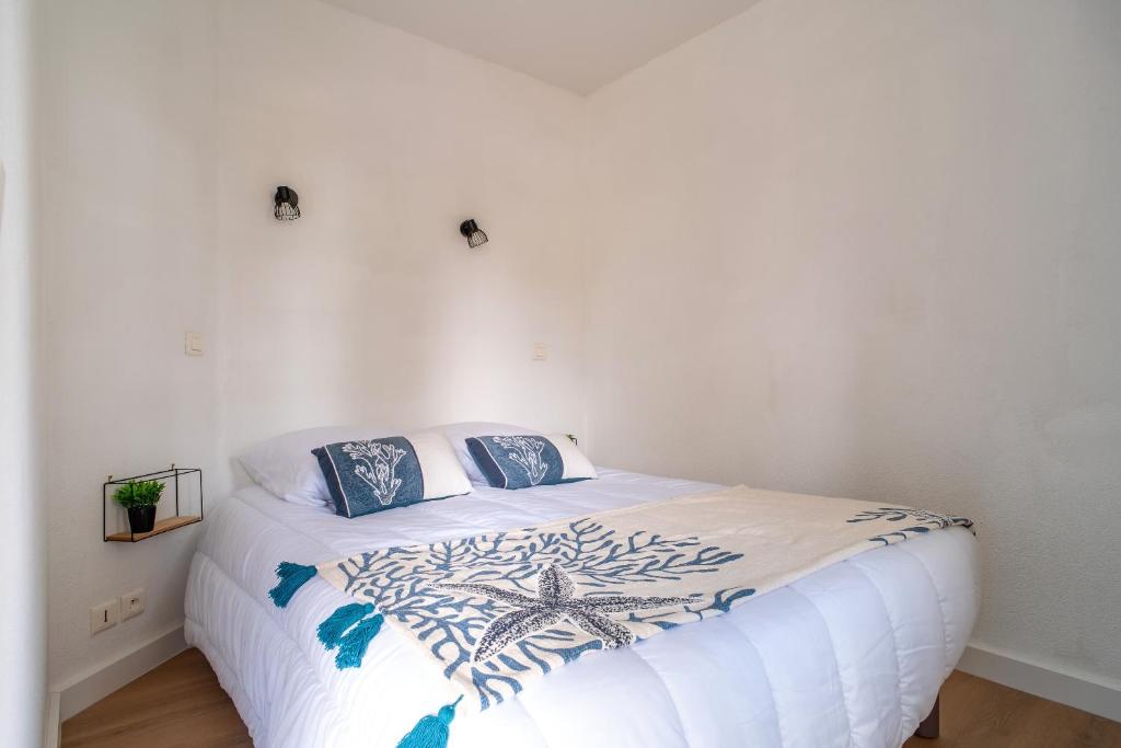 Postel nebo postele na pokoji v ubytování Sternoka - Appt avec vue mer avec piscine