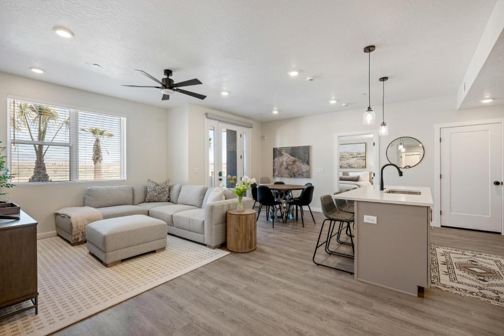 een woonkamer en keuken met een bank en een tafel bij Blue Sky Oasis condo in St. George