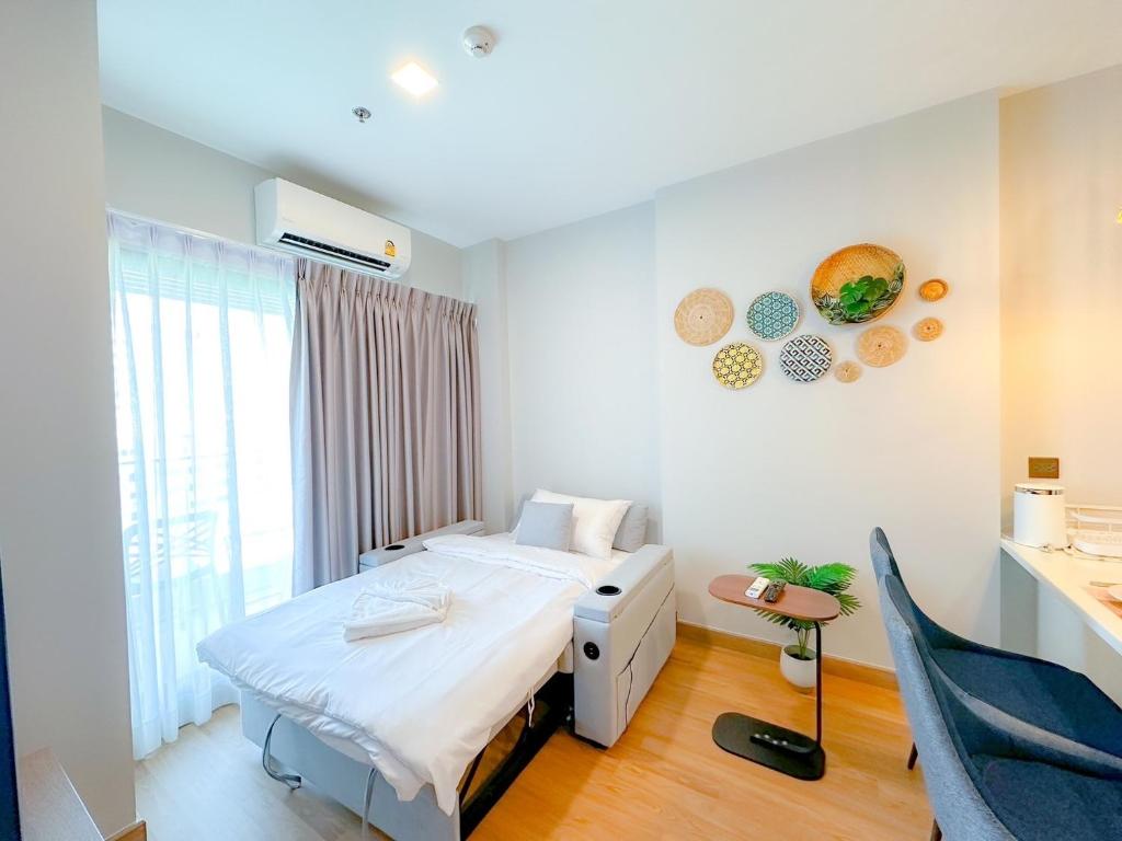 a hospital room with a bed and a window at Astra Sky River Chang Klan Chaing Mai in Chiang Mai