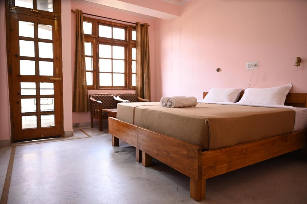 Postel nebo postele na pokoji v ubytování Hotel Atul Regency Narkanda