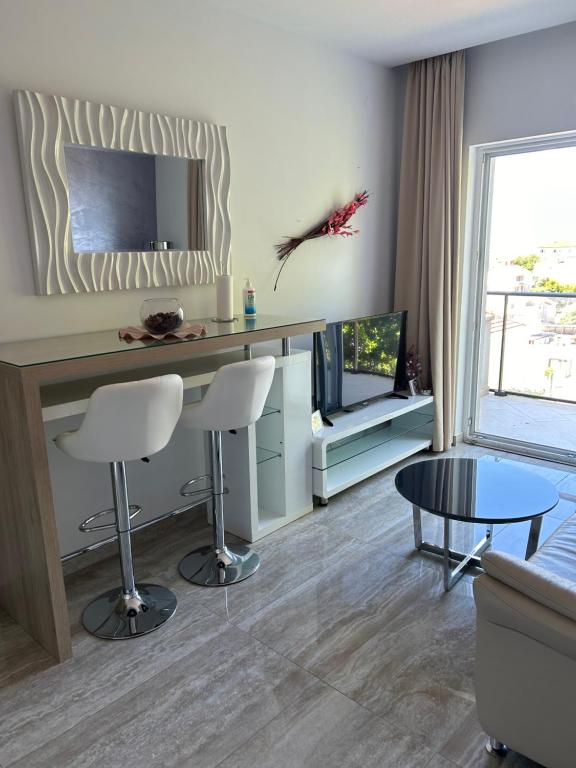 Televízia a/alebo spoločenská miestnosť v ubytovaní Marlin Apartments