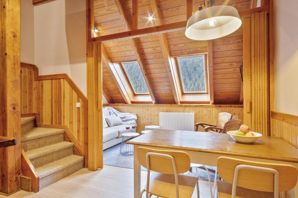 a kitchen and dining room with a table and chairs at Luderna - Dúplex Cap de Aran D3 in Baqueira-Beret