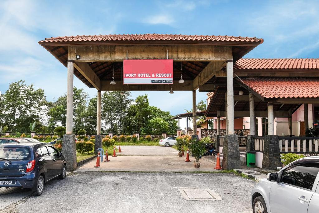 une station-service avec des voitures garées dans un parking dans l'établissement Ivory Boutique Hotel, à Rawang