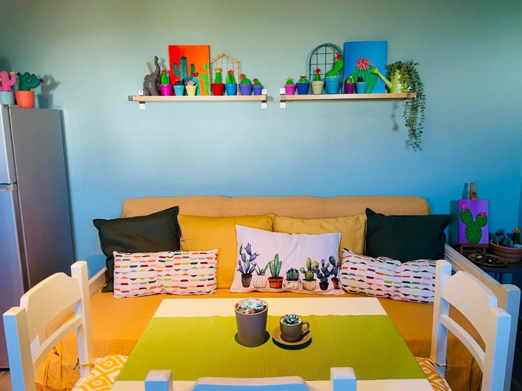 Posezení v ubytování Colorful,newly renovated artistic apartment in the port of Gavrio