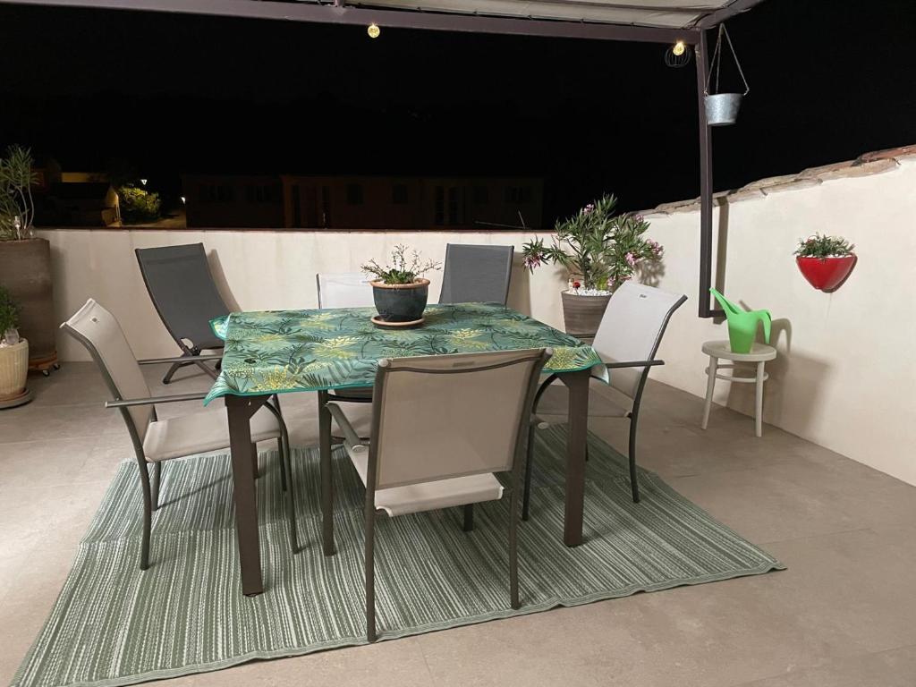Patio lub wspólna przestrzeń na świeżym powietrzu w obiekcie Entre couleurs et senteurs