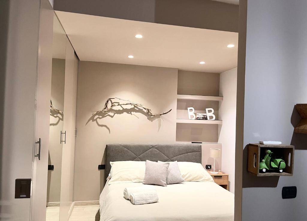 A bed or beds in a room at LUX APARTMENT CAPANNELLE
