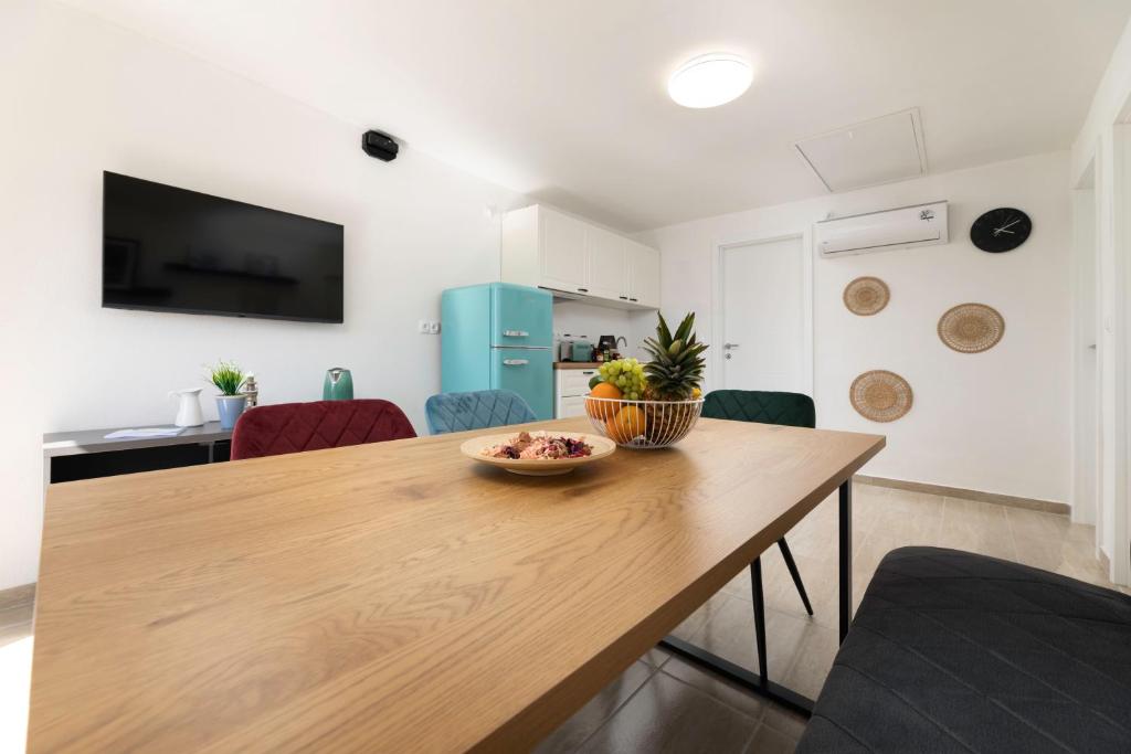 ein Tisch mit einer Obstschale darauf in einem Wohnzimmer in der Unterkunft MIA Family Apartments Punat in Punat