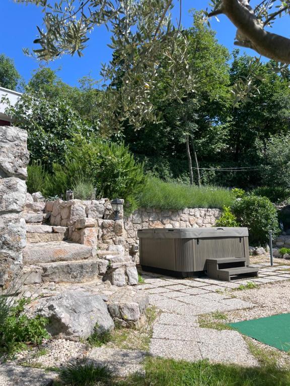 Zahrada ubytování Villa Ana with jacuzzi & swimming pool