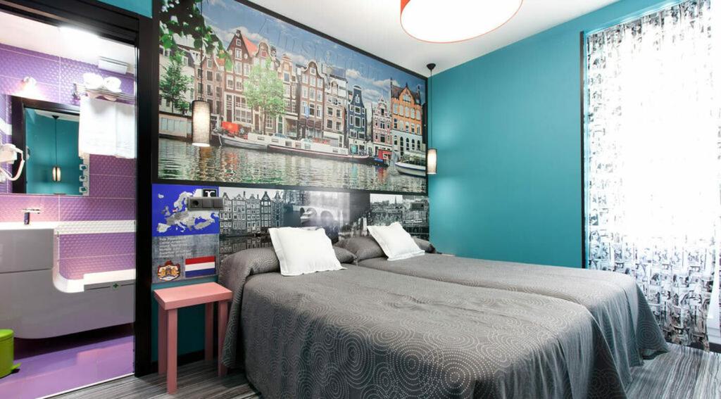 a bedroom with a bed and a bathroom with a sink at JC Rooms Santo Domingo in Madrid