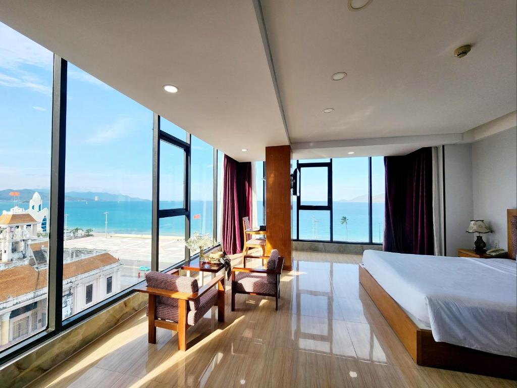 1 dormitorio con cama y vistas al océano en Happy Light Hotel Nha Trang en Nha Trang