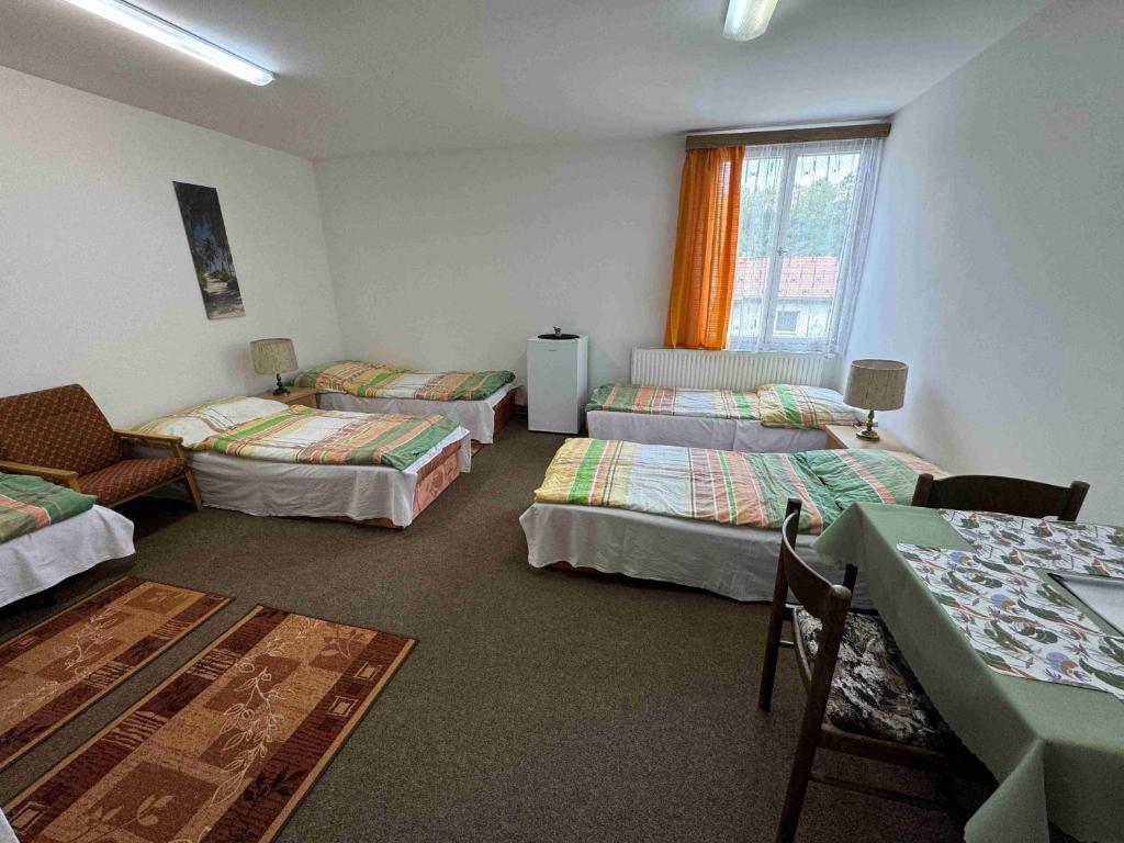 Postel nebo postele na pokoji v ubytování Ubytovna Český Krumlov