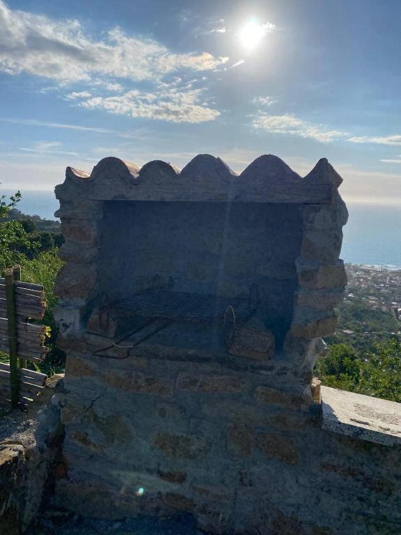 ein alter Steinkamin mit der Sonne im Hintergrund in der Unterkunft Le tre stelle in Castellabate