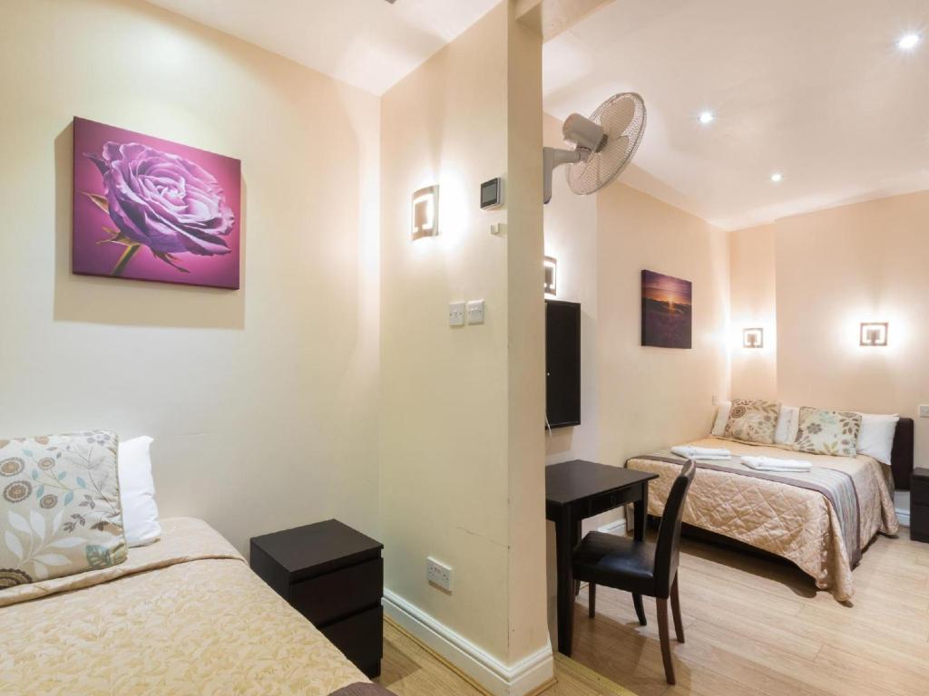 Postel nebo postele na pokoji v ubytování Notting Hill Gate Hotel