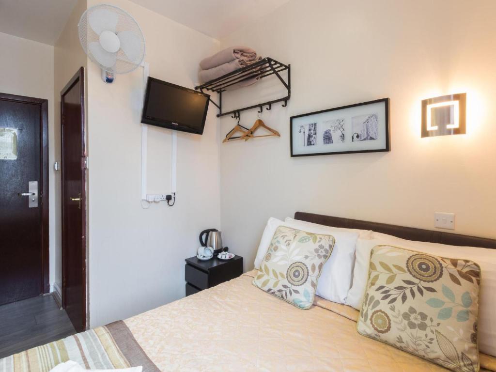 Postel nebo postele na pokoji v ubytování Notting Hill Gate Hotel